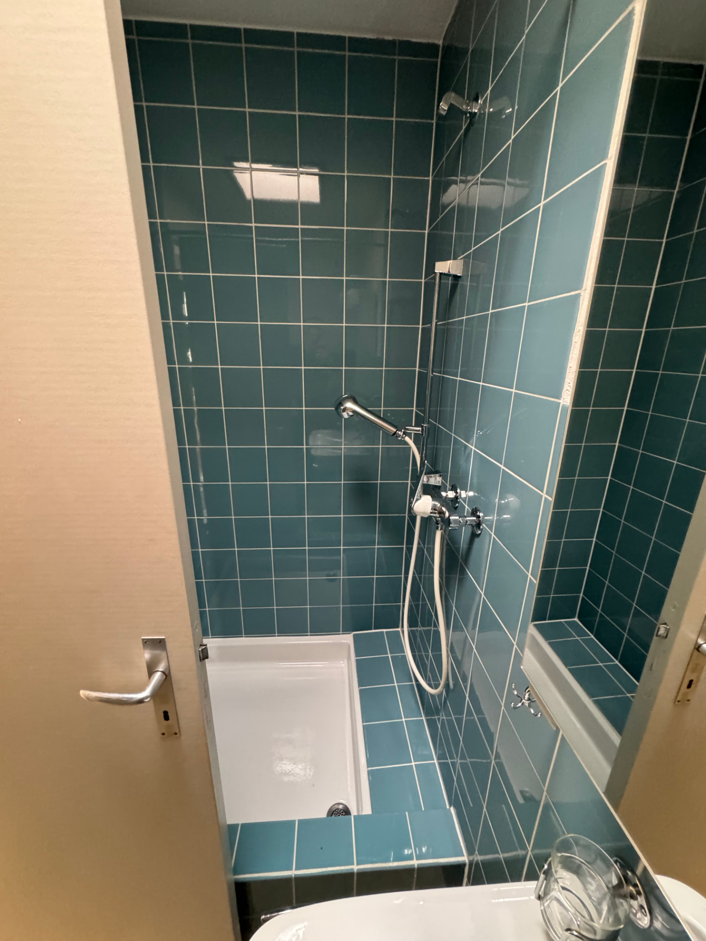 Dusche einer Wohnung in Therwil vor dem Umbau