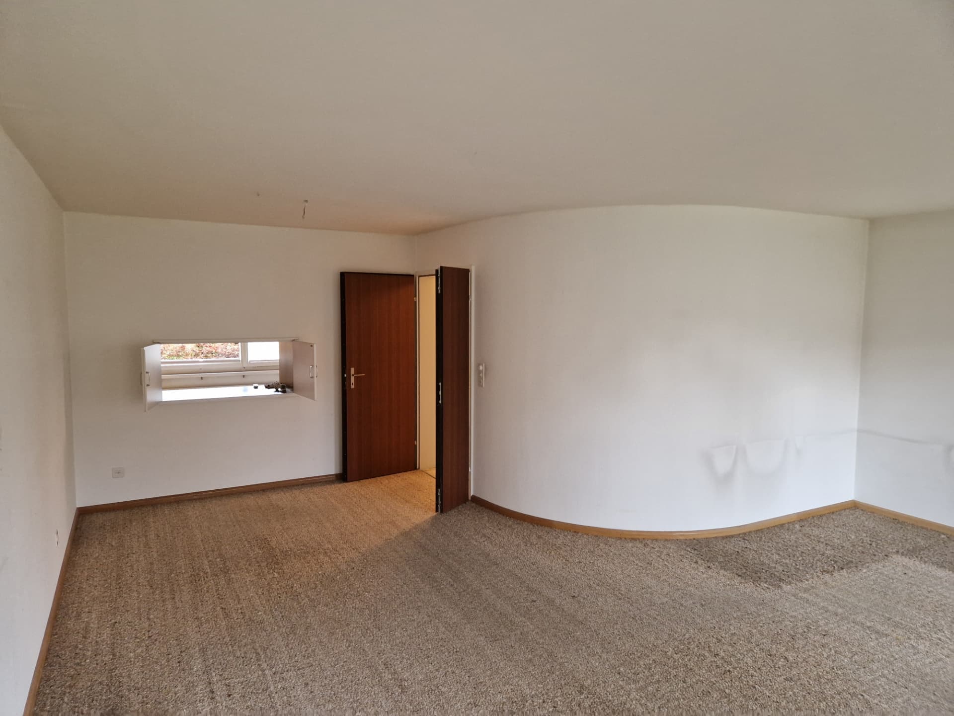 Wohnraum eines Einfamilienhauses in Dornach vor dem Umbau zu Wohnen und Küche