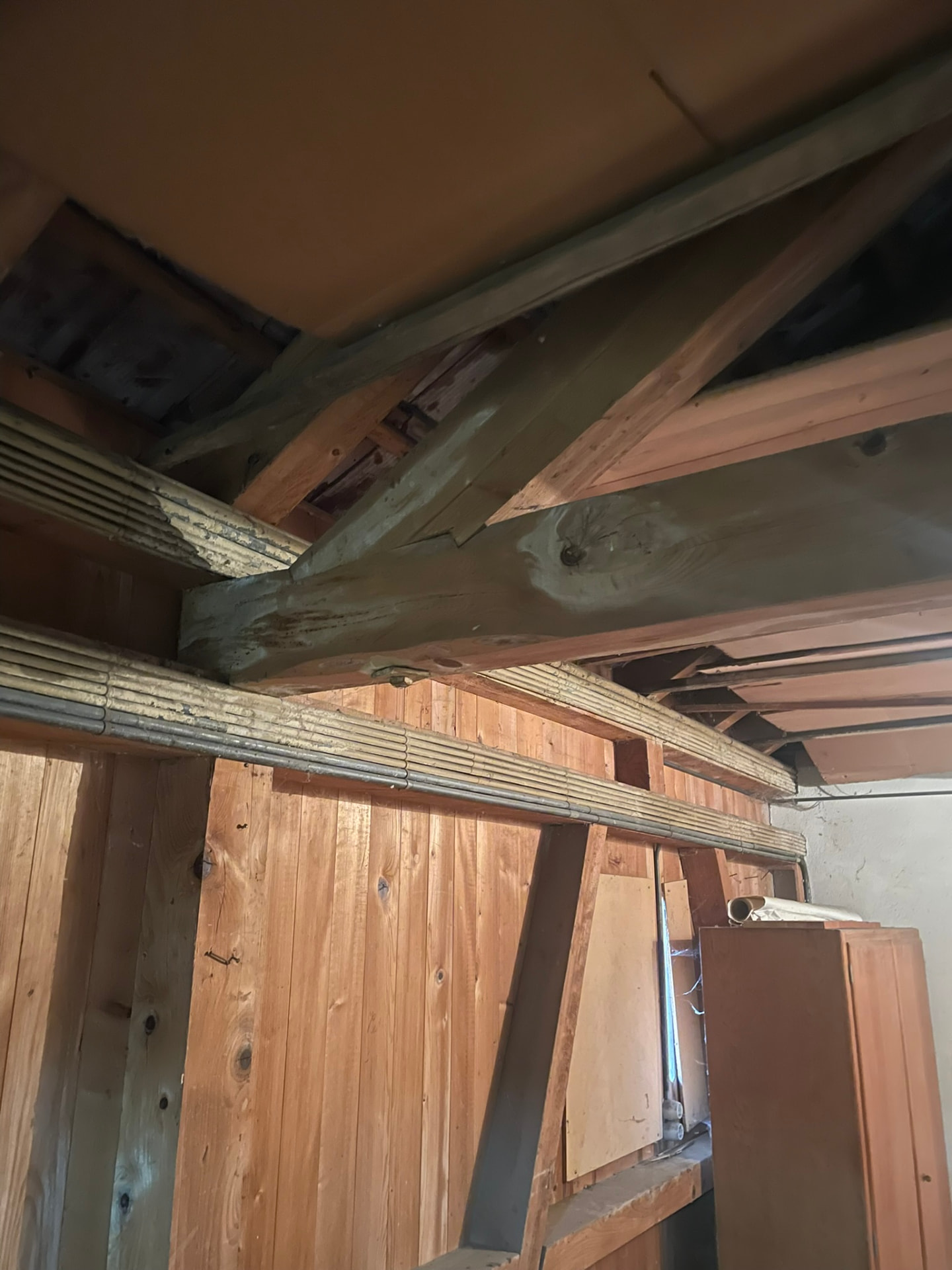 Baustelle Schopfumbau Aesch BL: alte Deckenkonstruktion mit Holzbalken