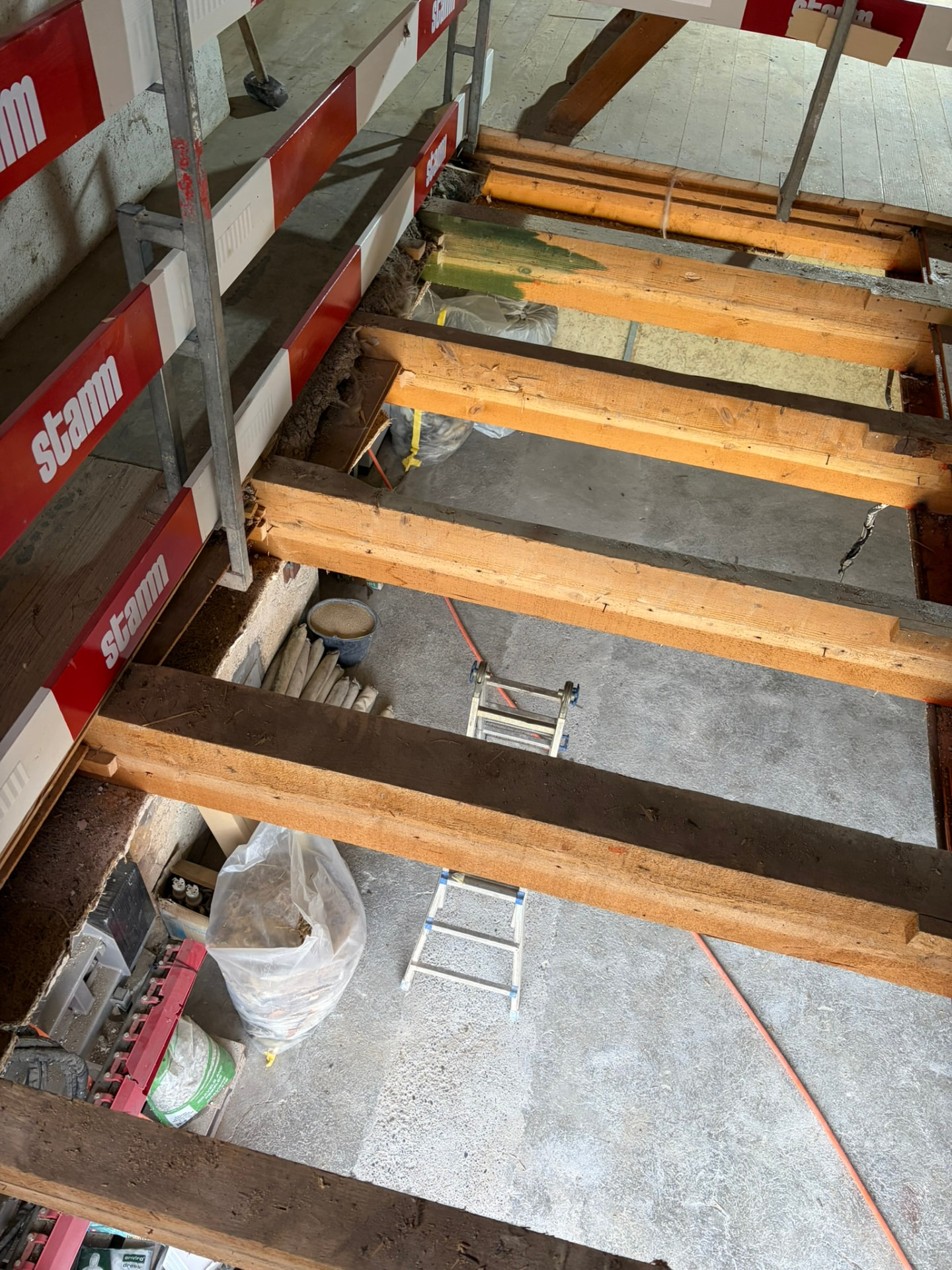 Baustelle Schopfumbau Aesch BL: neue Deckenbalken werden eingezogen